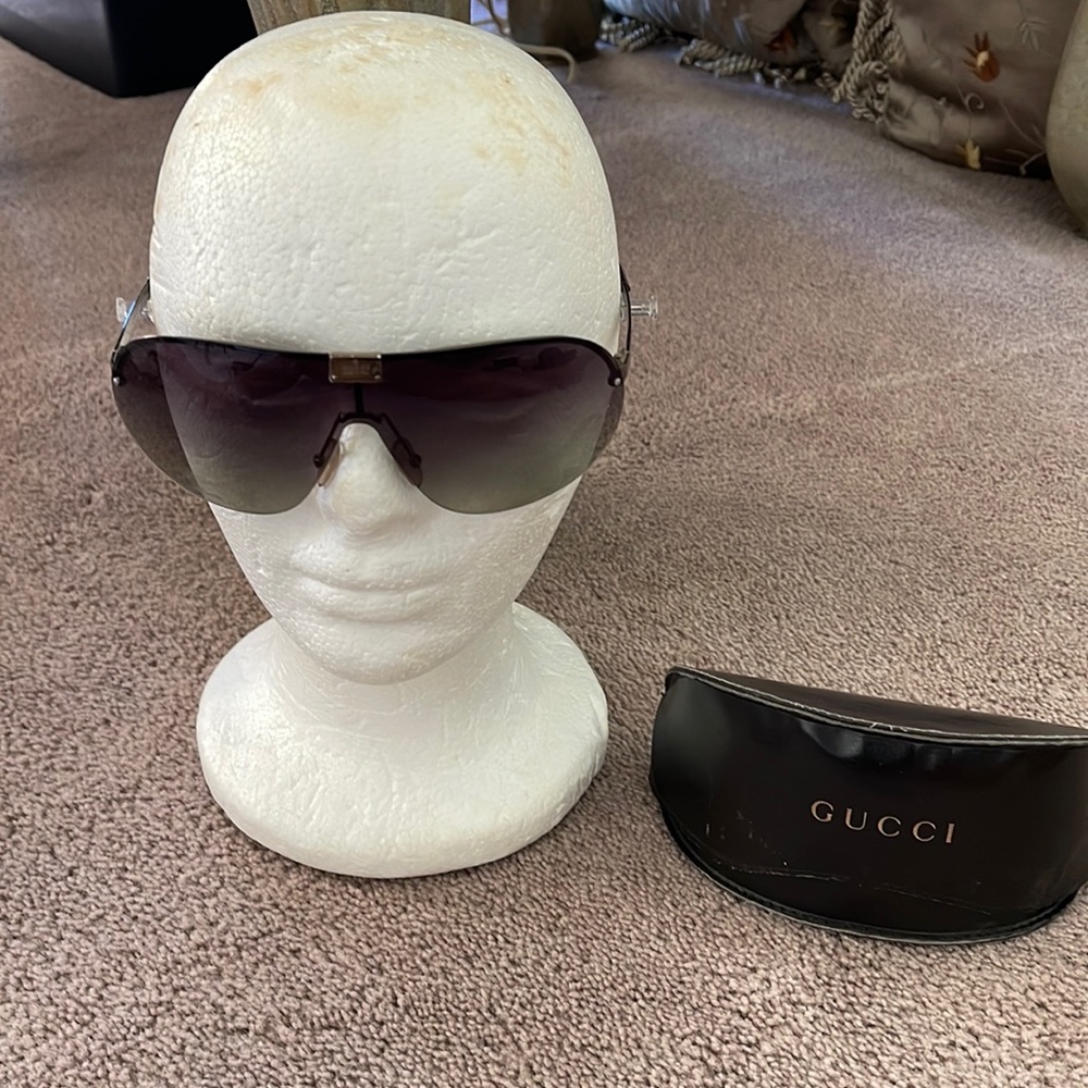 Frameless aviator Gucci sunglasses 😎